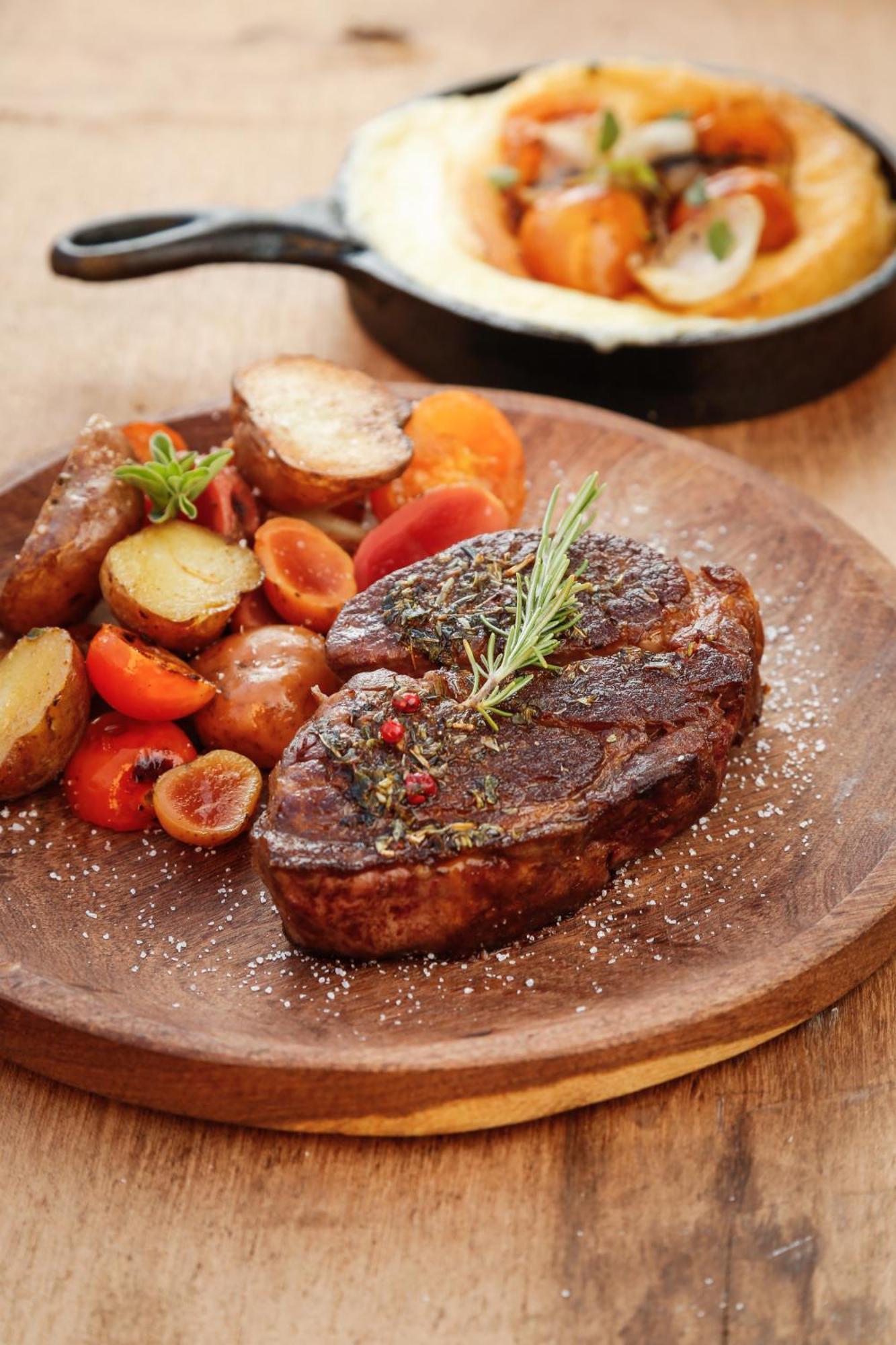 Hotel Grace Cafayate Extérieur photo A steak with vegetables