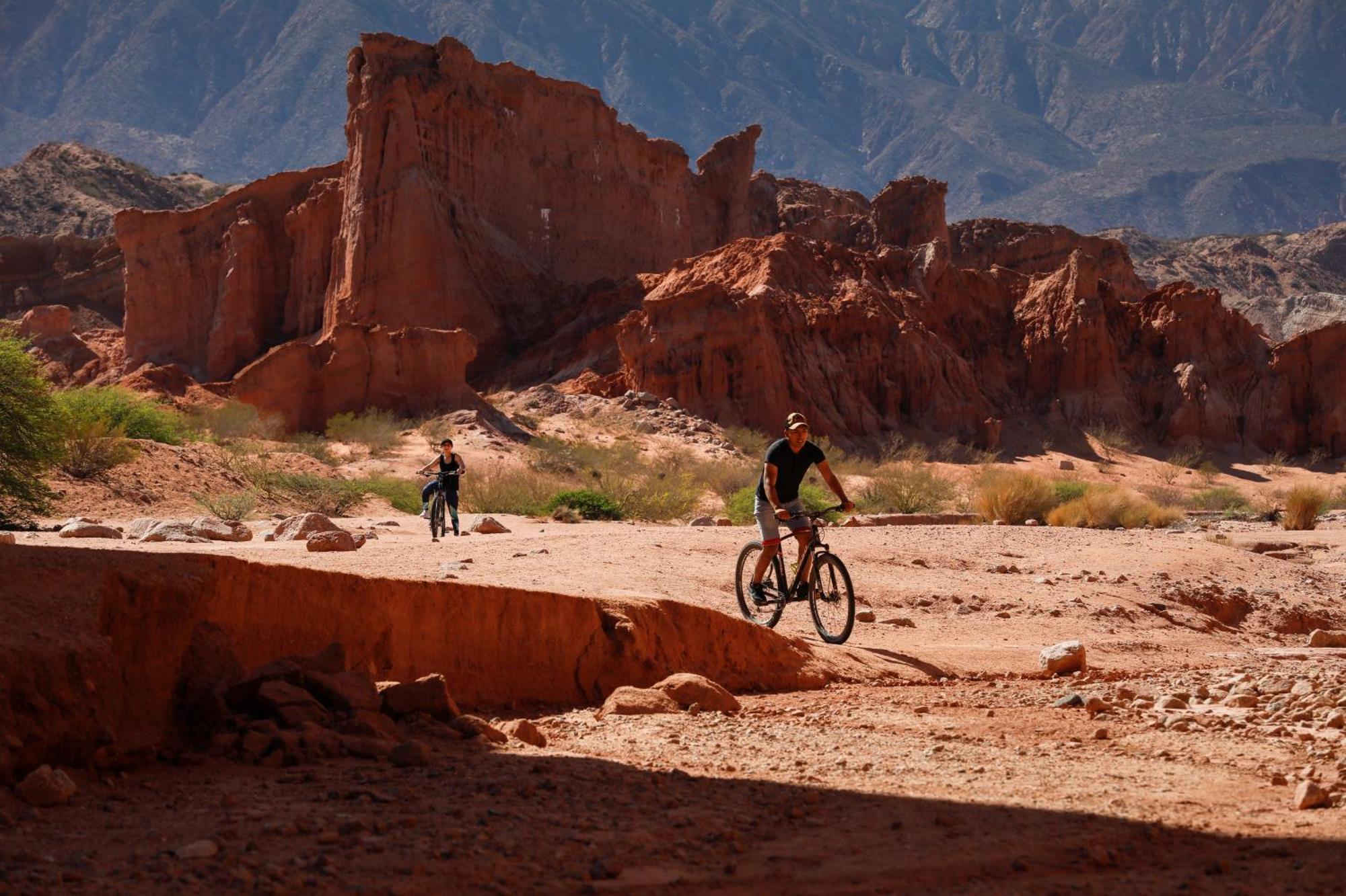 Hotel Grace Cafayate Extérieur photo Biking at the Grand Canyon